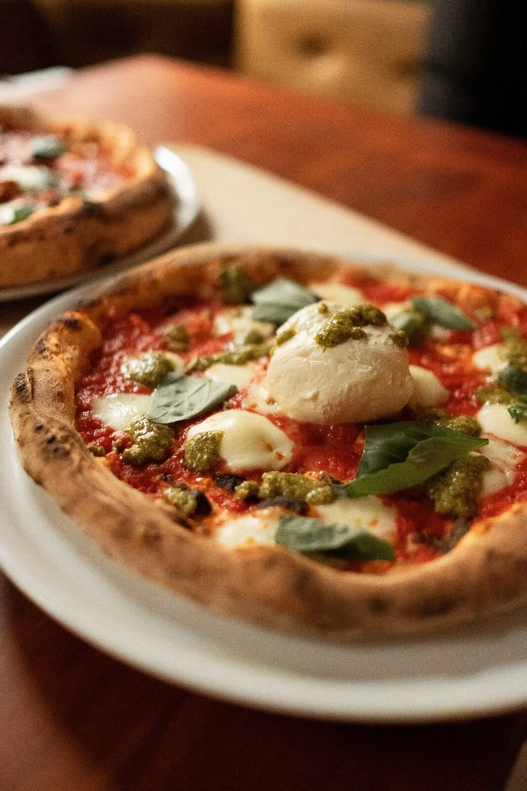 Neapolitanische Pizza aus dem Steinofen
